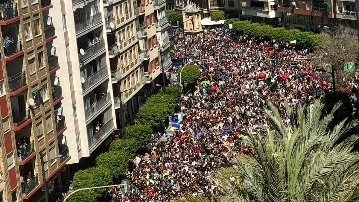 Centenares de personas disfrutaron de la "mascletà" manual este sábado.