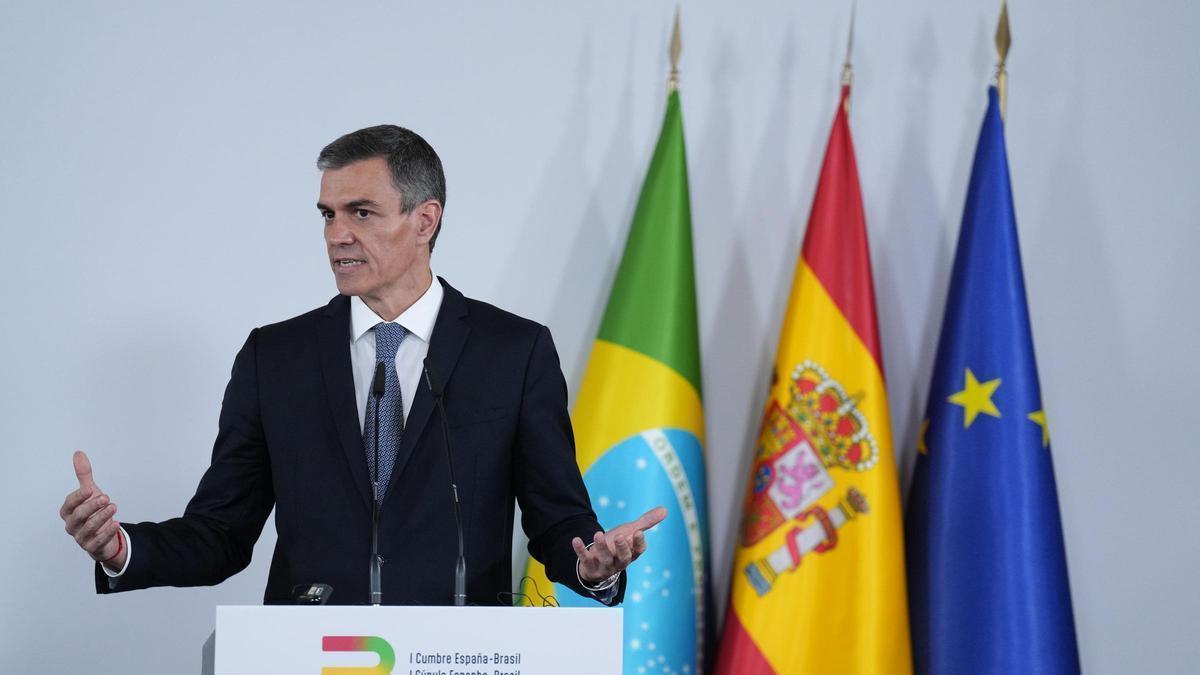 Sánchez carga contra el pacto PP-Vox en Extremadura por frenar las renovables y cuestionar  derechos de ciudadanía 