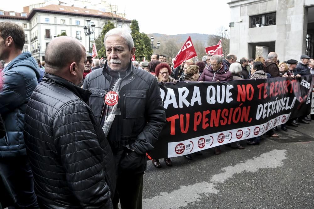 Manifestación de los sindicatos UGT y CCOO en Oviedo contra las políticas del Gobierno