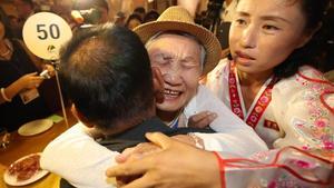La surcoreana Lee Gyum-sum, de 92 años, abraza a su hijo, el norcoreano Lee Sung-chul, de 71 años,  durante los reencuentros intercoreanos de familiares.