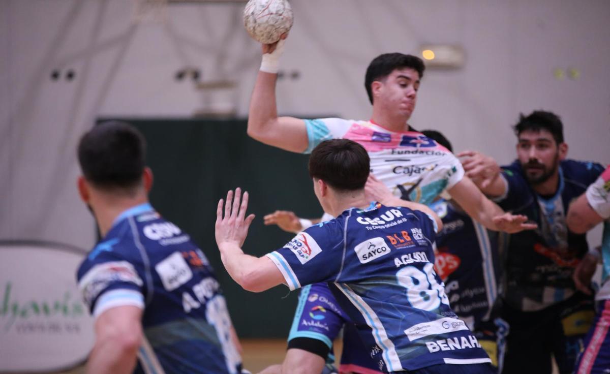 Dani Serrano intenta superar a defensores del Trops Málaga.