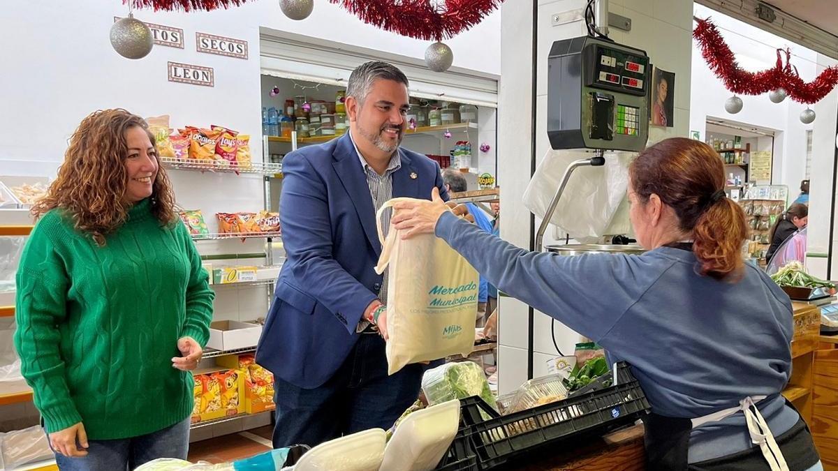 Mijas reparte bolsas reutilizables, bolígrafos y calendarios para promocionar el comercio local.