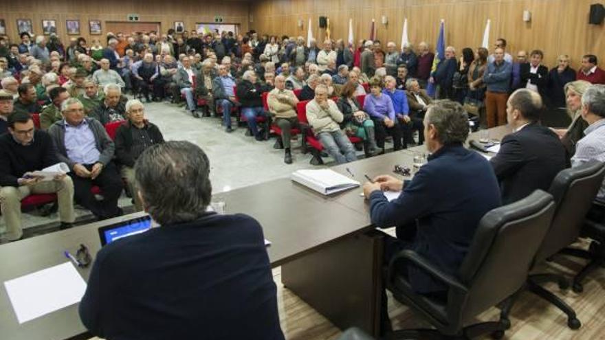 El auto que suspende el corte de suministro de agua cautelarmente se presentó en la asamblea que se celebró ayer en Elche.