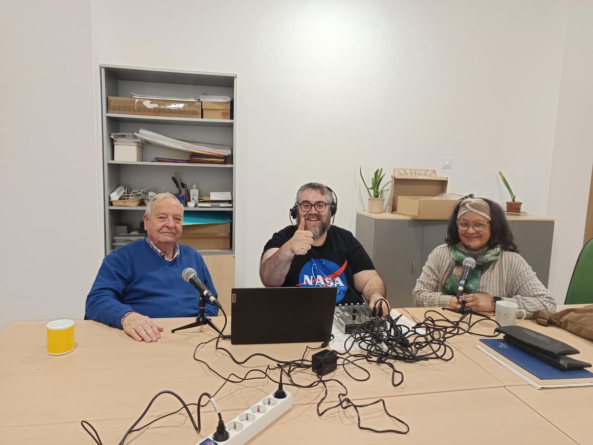 Martín Varela, Queco Díaz y Clara Ponce, durante la grabación del podcast en las instalaciones de Xaruma Vigo.