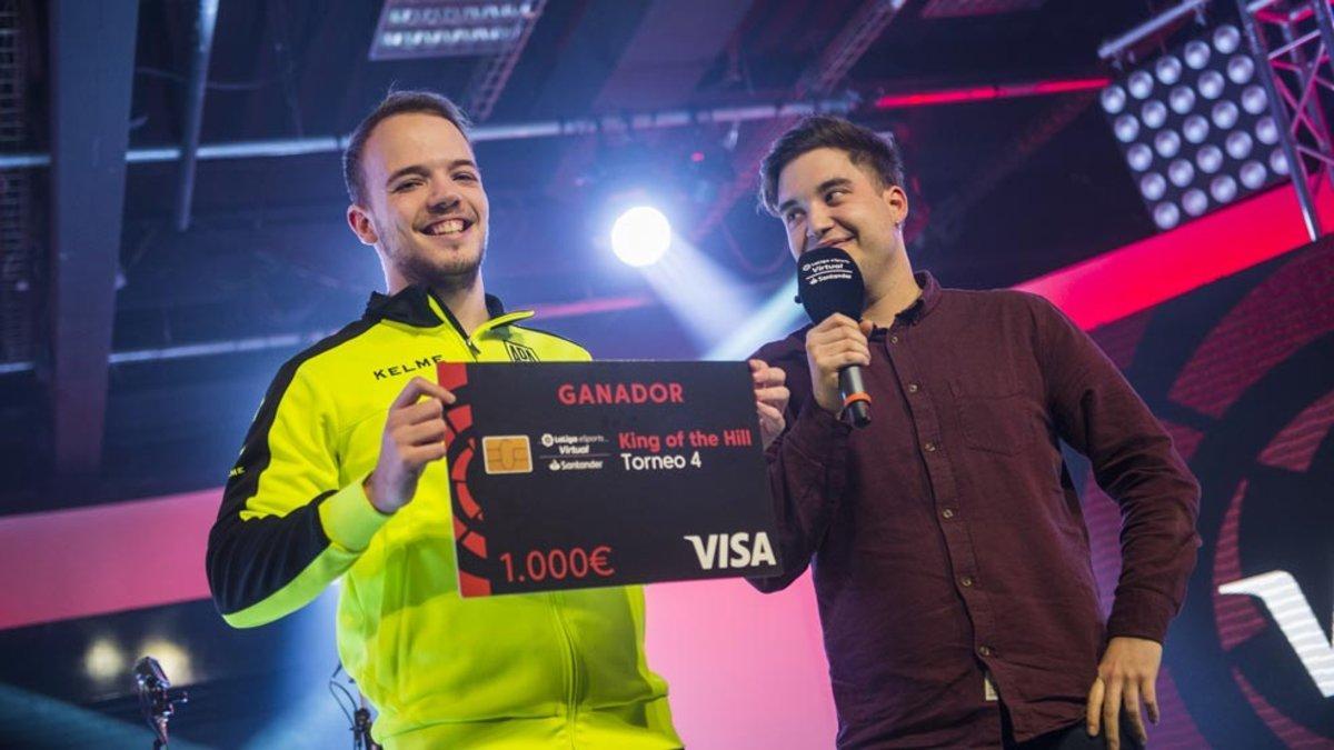 'DanielAguilar4', con el cheque que le acredita como campeón