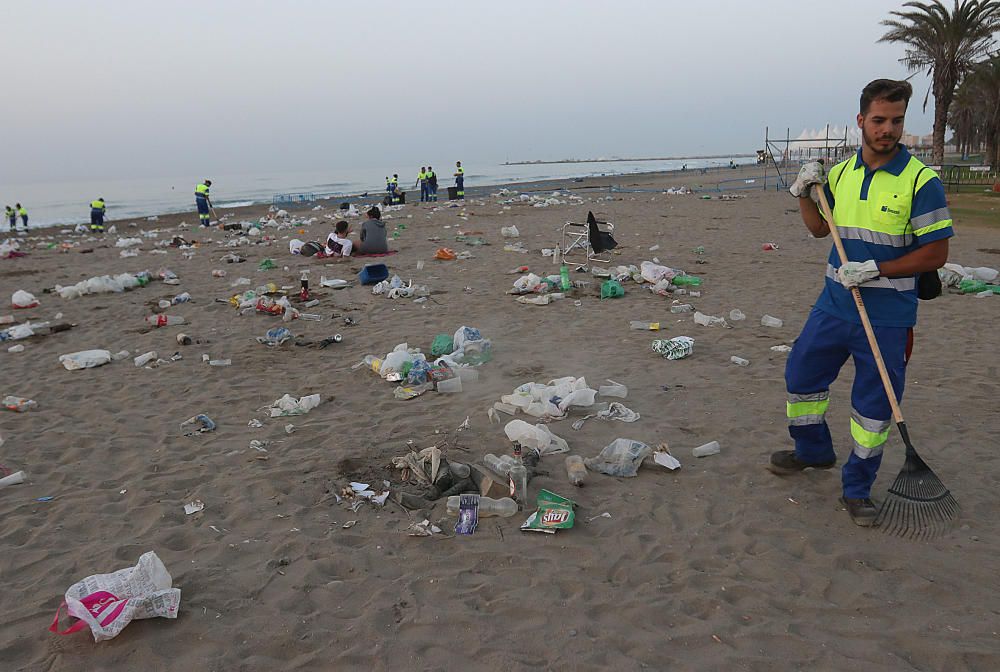 Así amanecen las playas malagueñas después de la noche de San Juan