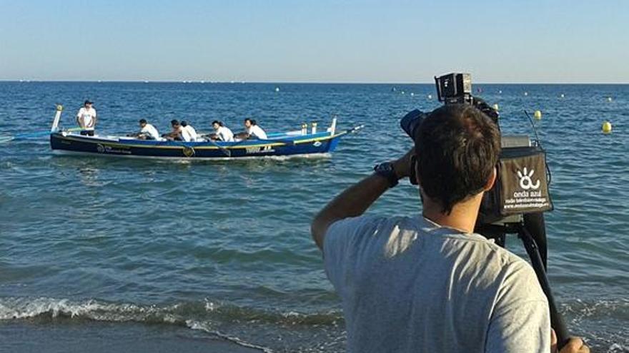 Un operador de cámara de Onda Azul graba una competición de jábegas en la playa.