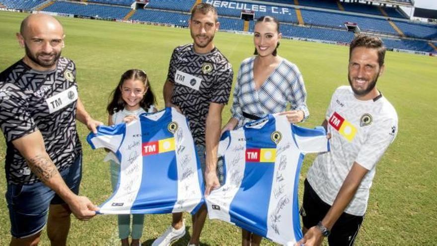 Chechu Flores, Andrea del Caño (Bellea del Foc infantil), Samuel Llorca, Aleida González (Bellea del Foc adulta) y Lluís Planagumá posan con la camiseta del Hércules, ayer.