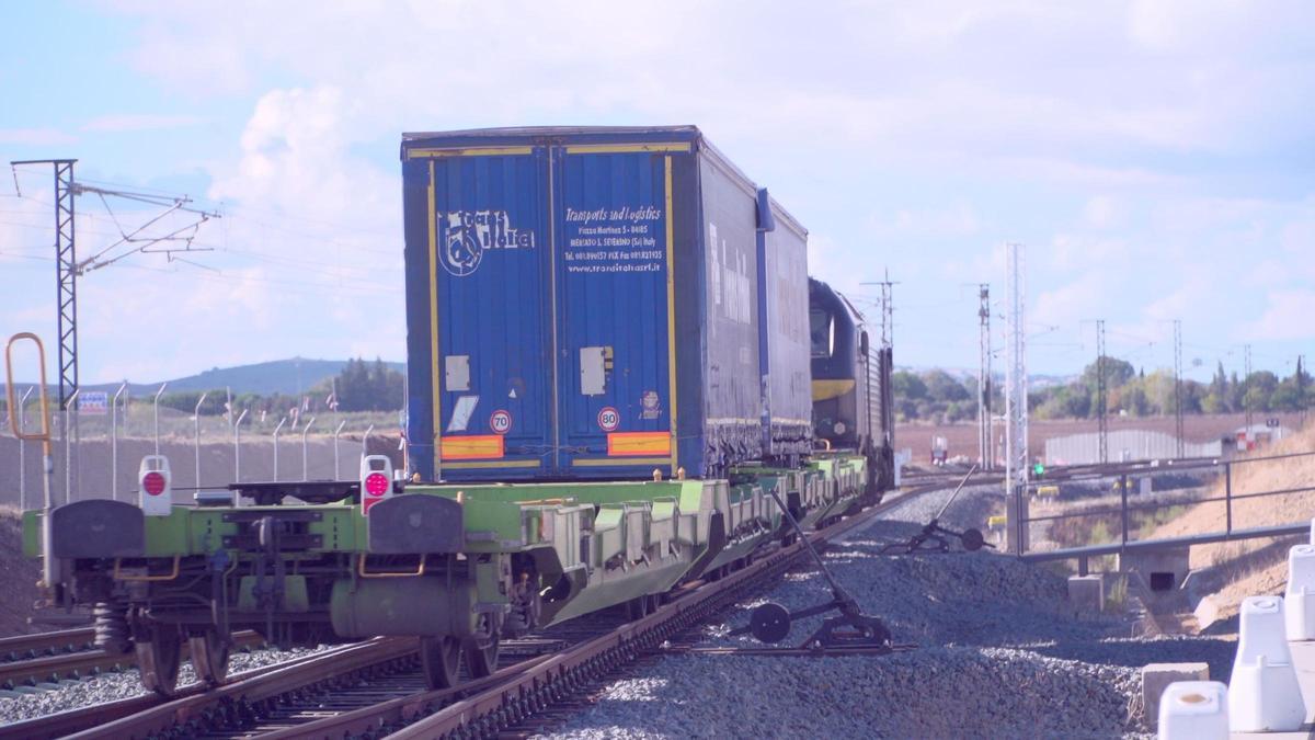 Un tren carga con tráilers en la línea entre Madrid y Extremadura.