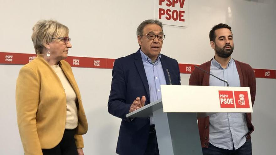 Manolo Mata, Ana Barceló y José Muñoz en rueda de prensa en la sede del PSPV