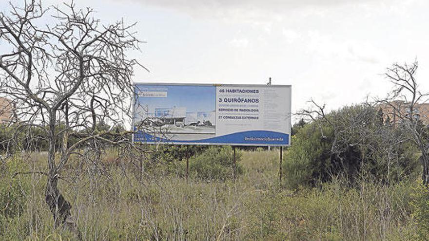 Solar de Cala Millor, con cartel promocional, donde se prevé construir la nueva Clínica Juaneda.