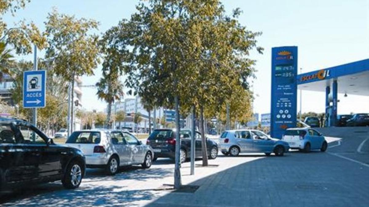 Cola de vehículos en una gasolinera de Sant Joan Despí, ayer, tras la subida récord por el incremento del IVA.