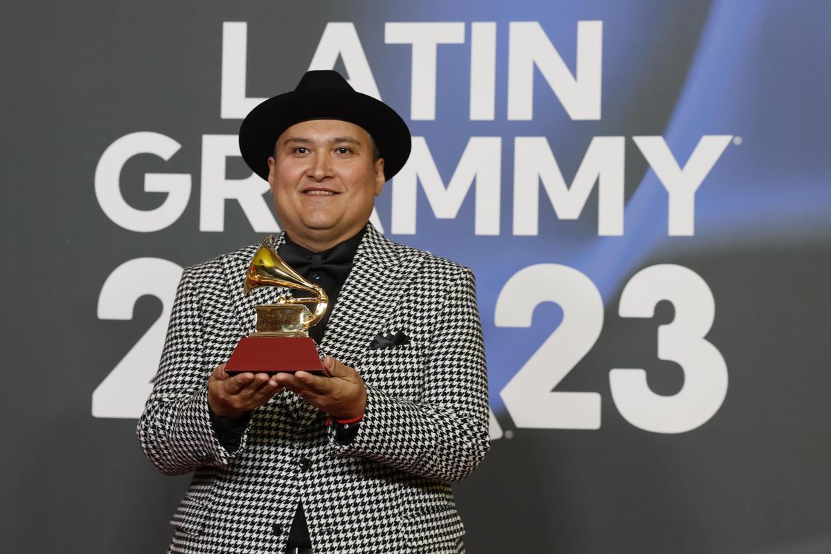 El músico mexicano Juan Treviño posa con el premio al Mejor Álbum Tejano, durante la gala anual de los Latin Grammy que se celebra este jueves en Sevilla