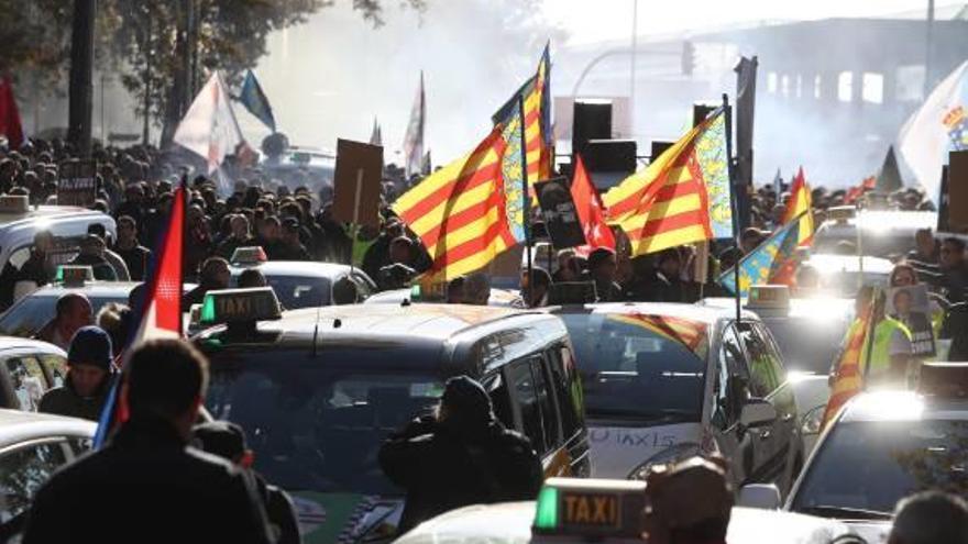 Uno de los taxistas que realizó servicios mínimos para personas con movilidad reducida.