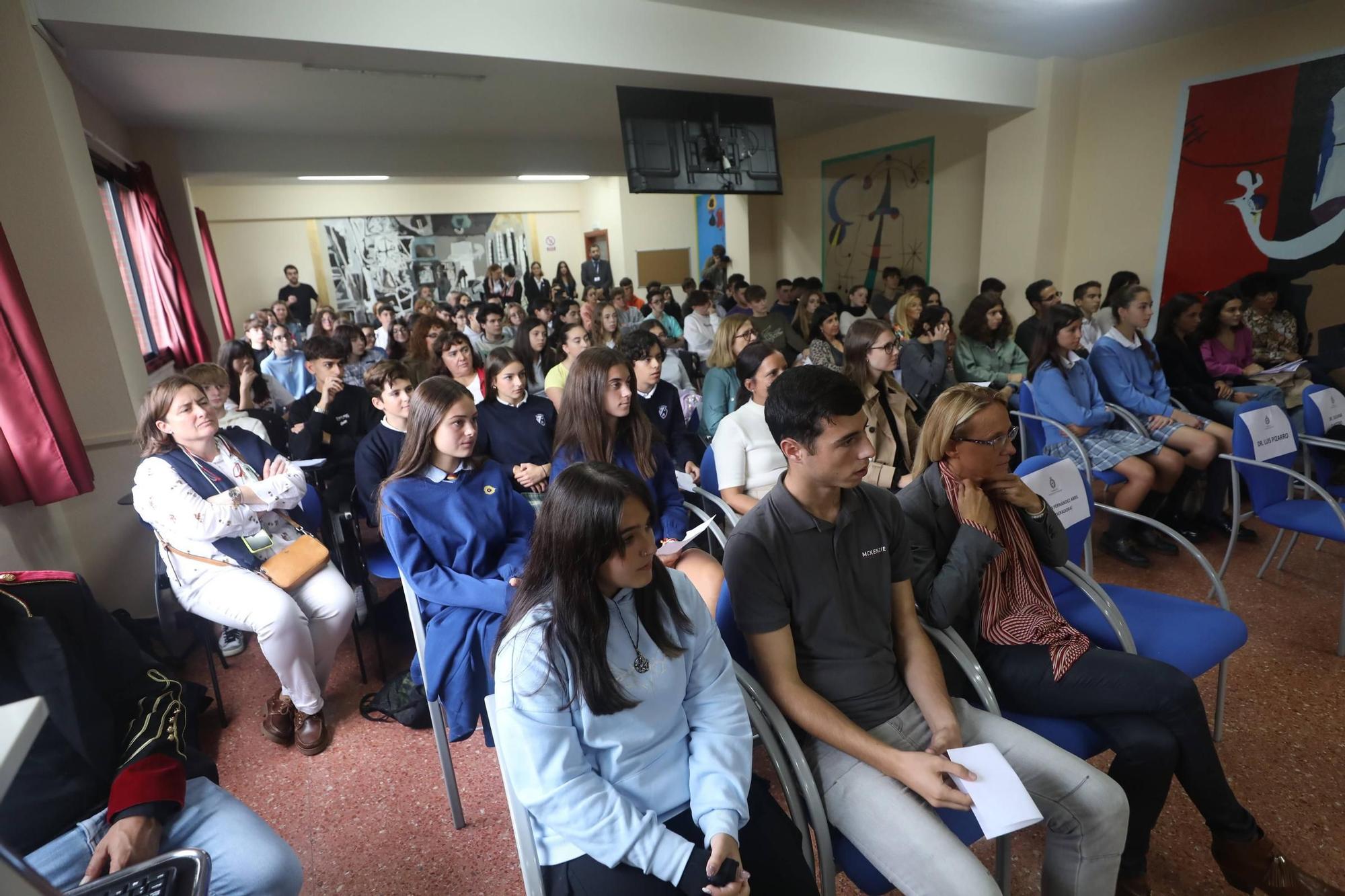 El director de la Iniciativa Medicamentos para Enfermedades Desatendidas visita el IES Batán de Mieres