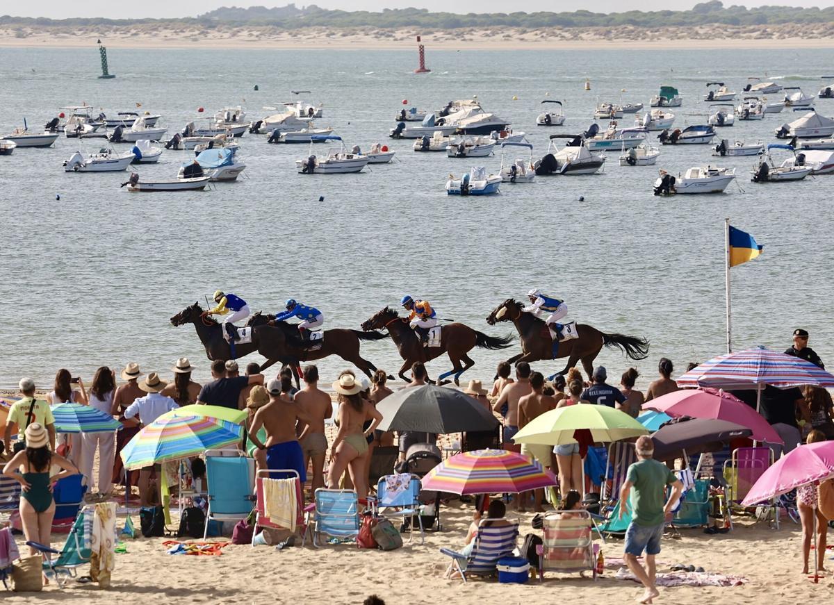 Imágenes de las carreras de caballos de Sanlúcar de Barrameda. A 6 de agosto de 2025 en Sanlúcar de Barrameda, Cádiz (Andalucía, España). La presidenta de la Diputación de Cádiz, Almudena Martínez, ha asegurado que las Carreras de Caballos de Sanlúcar de Barrameda, que cada verano se celebran en la playa de las piletas aprovechando la bajamar, son "una de las señas de identidad de la Marca Cádiz" 07 AGOSTO 2025 Nacho Frade / Europa Press 06/08/2025. Nacho Frade