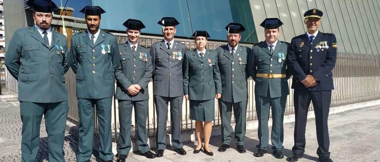 Los agentes de la Guardia Civil de Pola de Siero, acompañados por un representante de la Policía Nacional.