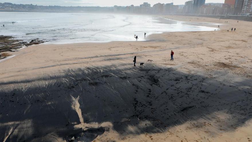 La mancha de carbón sobre la arena esta mañana