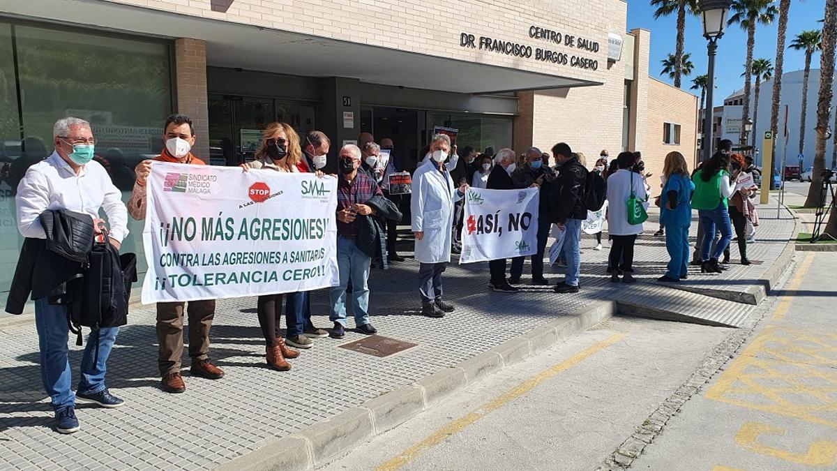 Imagen de la protesta convocada por el Sindicato Médico por la agresión a una compañera en el centro de salud de Alhaurín el Grande.