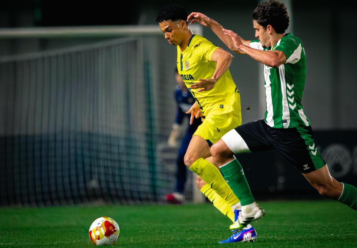 Ettienne Etto'o, en un lance del partido peleando el balón con un jugador bético.