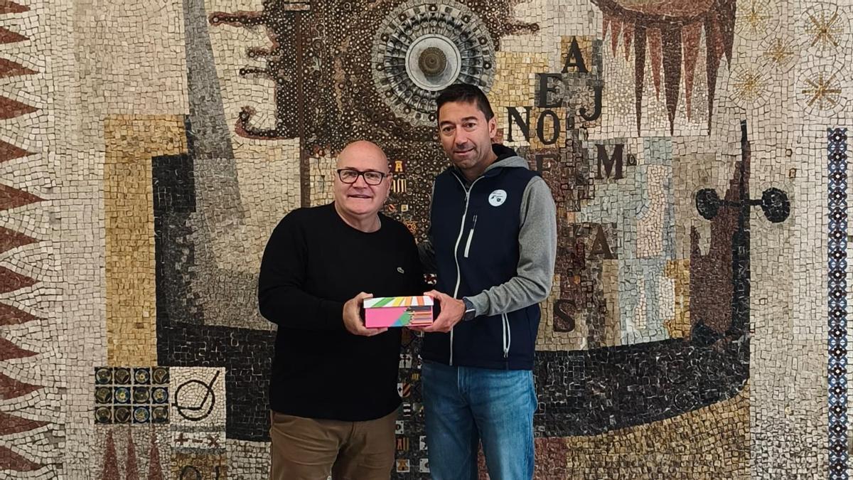 Entrega del donativo en el IES María de Molina