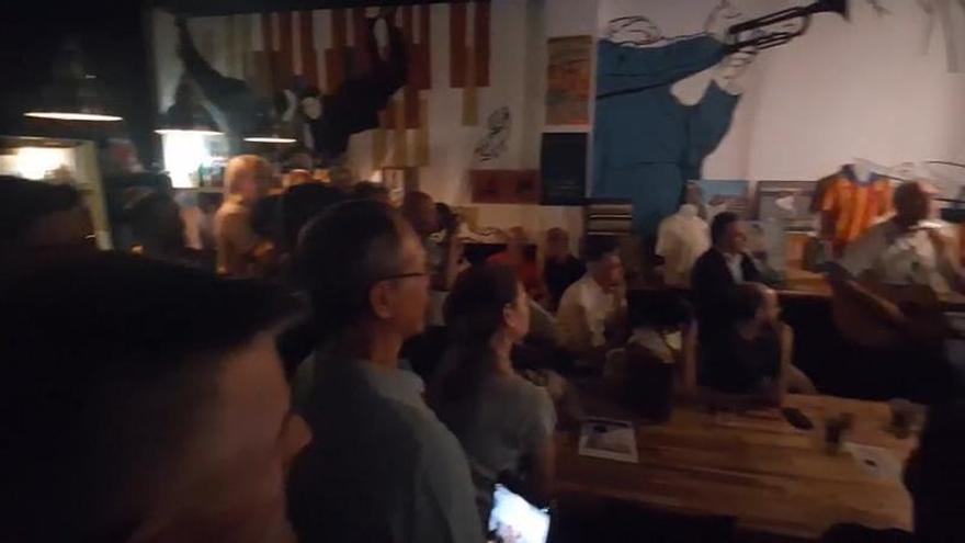 VÍDEO VCF | Camisetas retro del Valencia CF y 'Nostalgia de Bell Ville' en el homenaje a Kempes