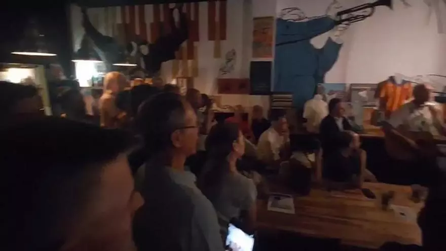 VÍDEO VCF | Camisetas retro del Valencia CF y 'Nostalgia de Bell Ville' en el homenaje a Kempes