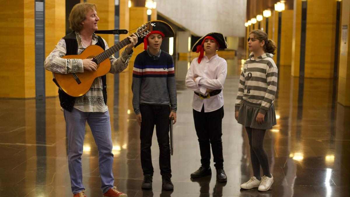 Luismi Bajén, con tres de los miembros de Amici Musicae Infantil que participan en el proyecto.