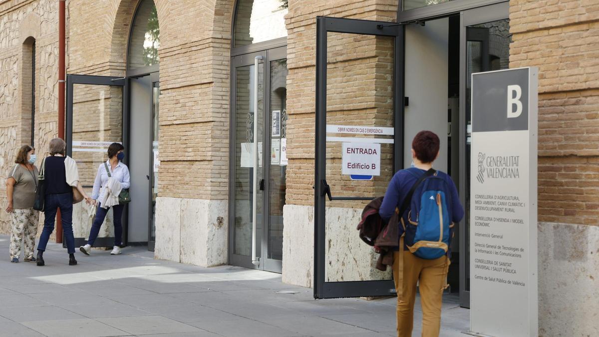 Funcionarias de la Generalitat en la Ciudad Administrativa 9 d'octubre en una fotografía de archivo