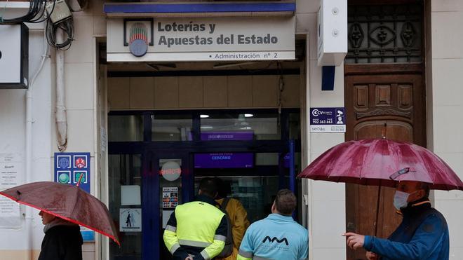 Varias personas hacen cola en una administración de Lotería en Catarroja (Valencia), una de las localidades más afectadas por la DANA.