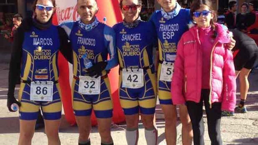 Foto de equipo del Triatlón Duero.