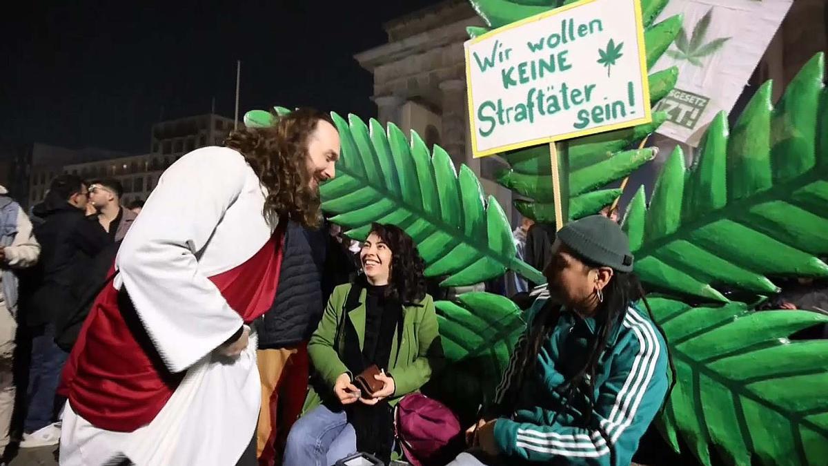 Activistas celebran la despenalización del cannabis en Alemania
