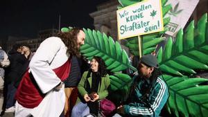 Activistas celebran la despenalización del cannabis en Alemania