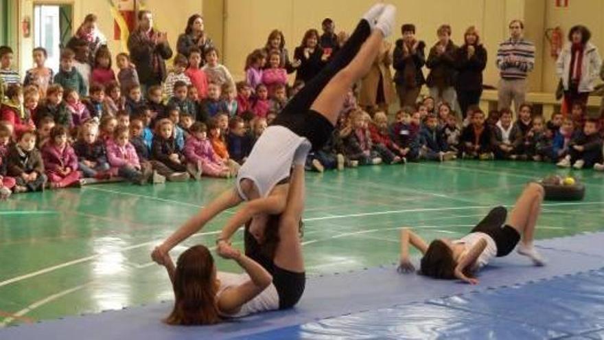 Alumnos del IES Joanot Martorell haciendo acrogimnasia.