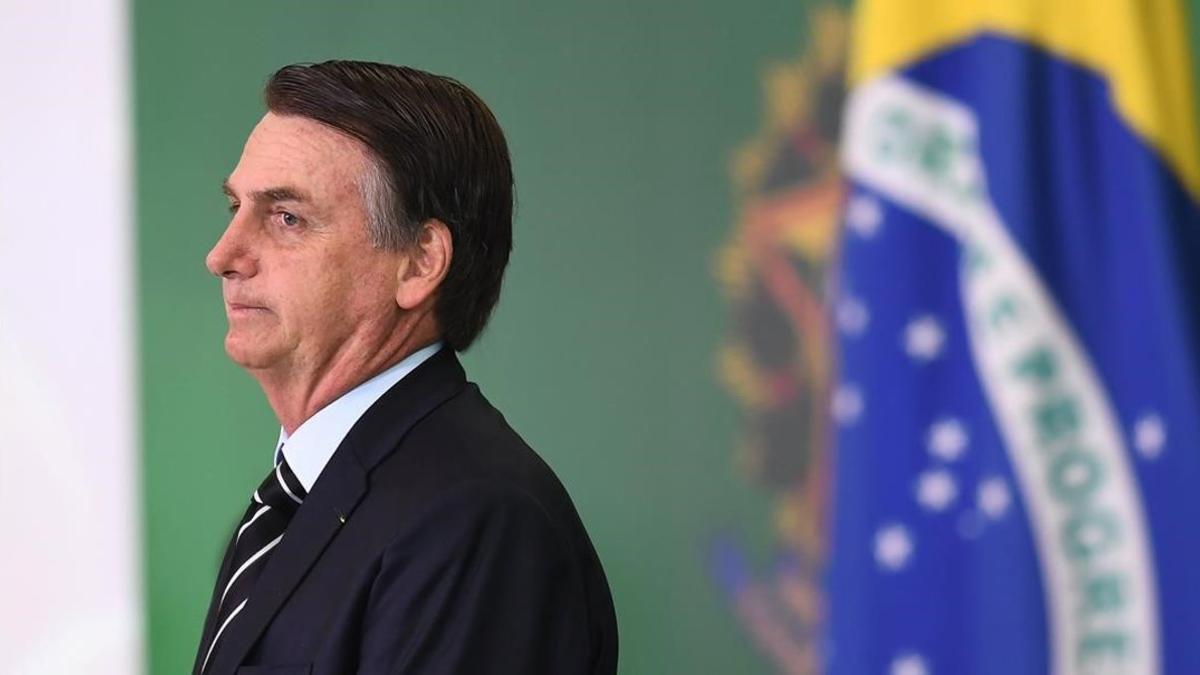 El presidente brasileño, Jair Bolsonaro, ren a una cerimonia al palacio de Planalto.