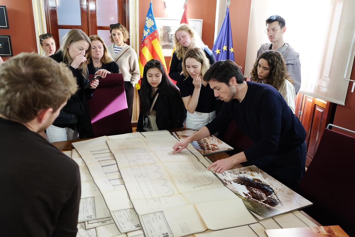 Los alumnos de la Berlin International University revisan el plano original de las bodegas