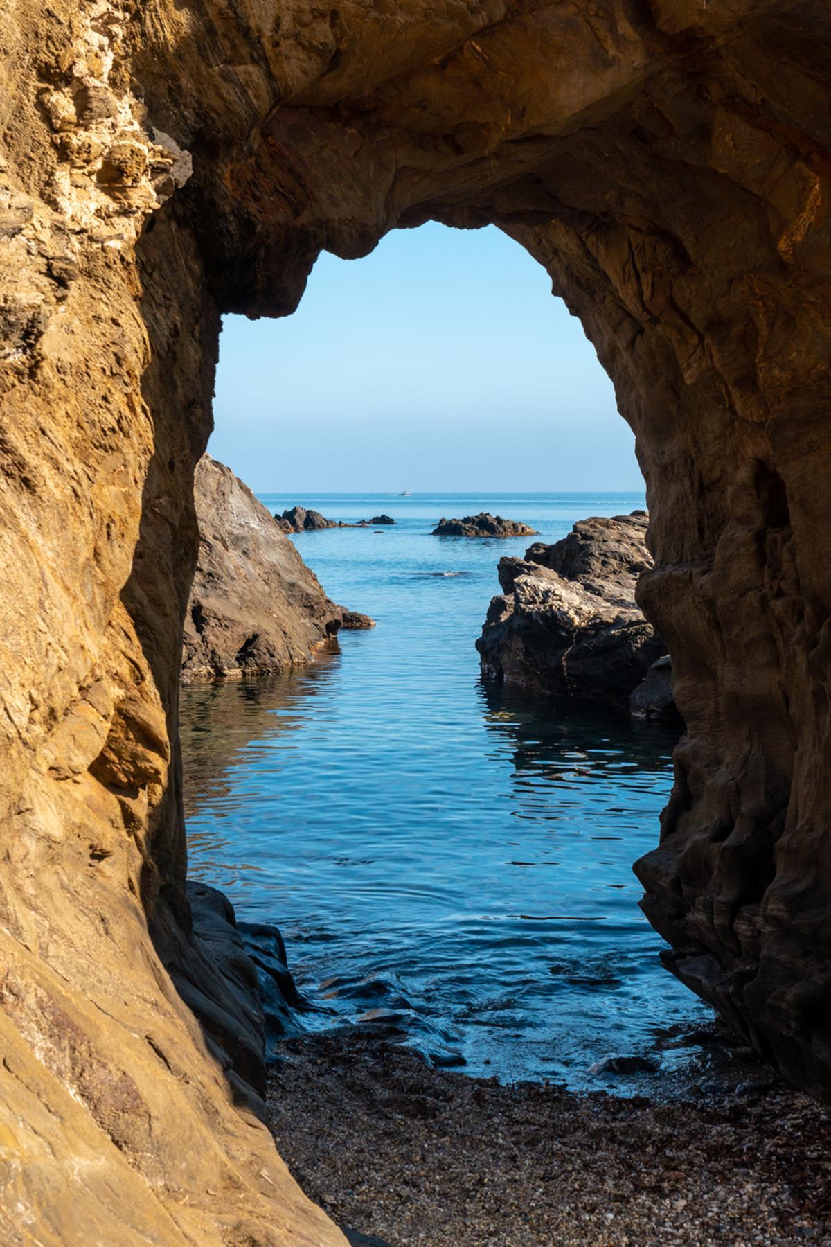El arco de piedra de la cala del Peñón Cortado