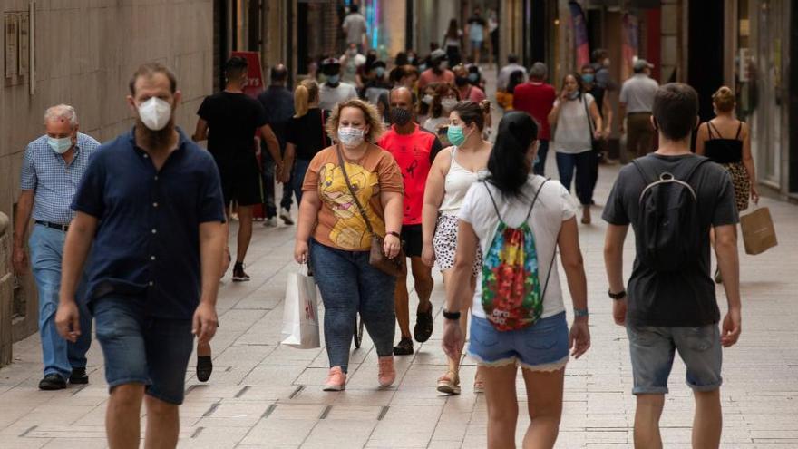 Gent caminant pel centre de Lleida, ahir, dilluns