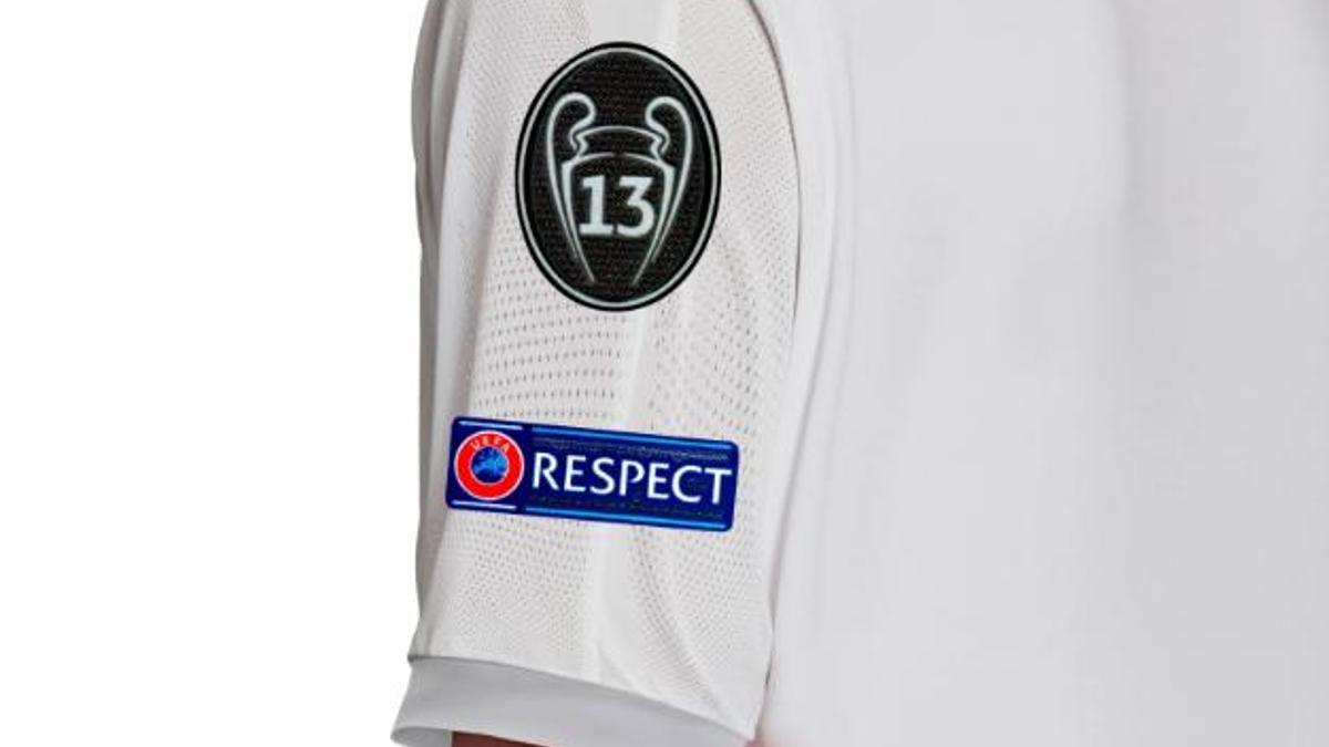 Escudo de la Champions League en la camiseta de fútbol