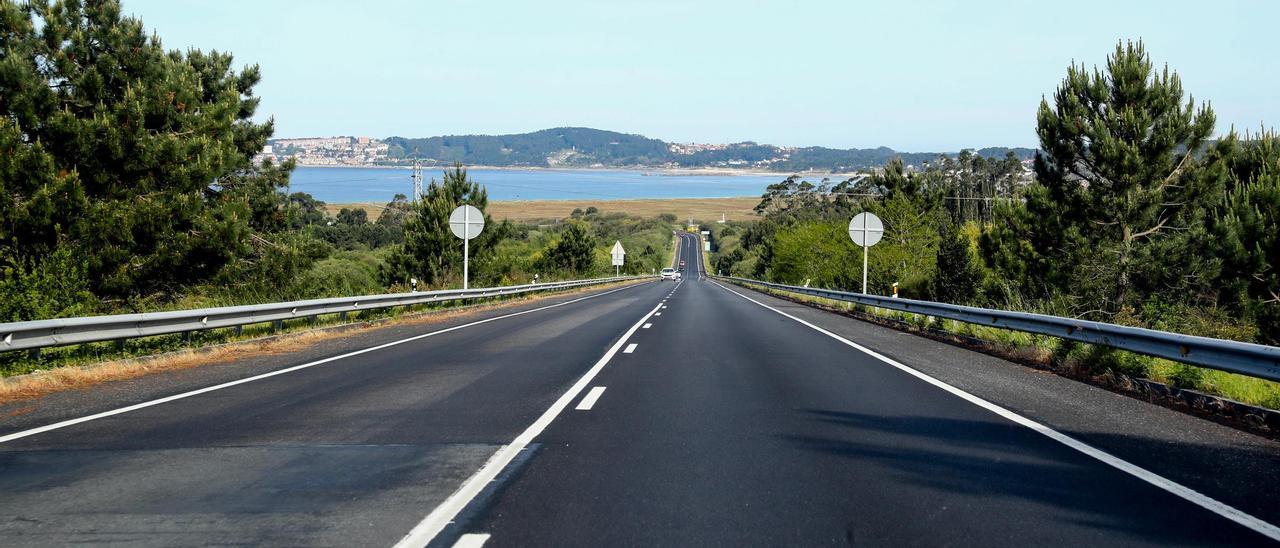 La vía rápida de acceso al istmo de A Lanzada desde la Autovía do Salnés dispone de dos carriles que se saturan cada verano.