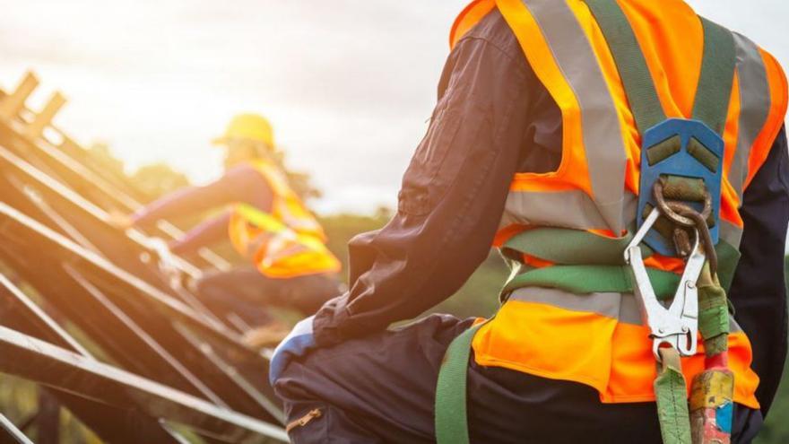 Trabajadores con equipos de protección.