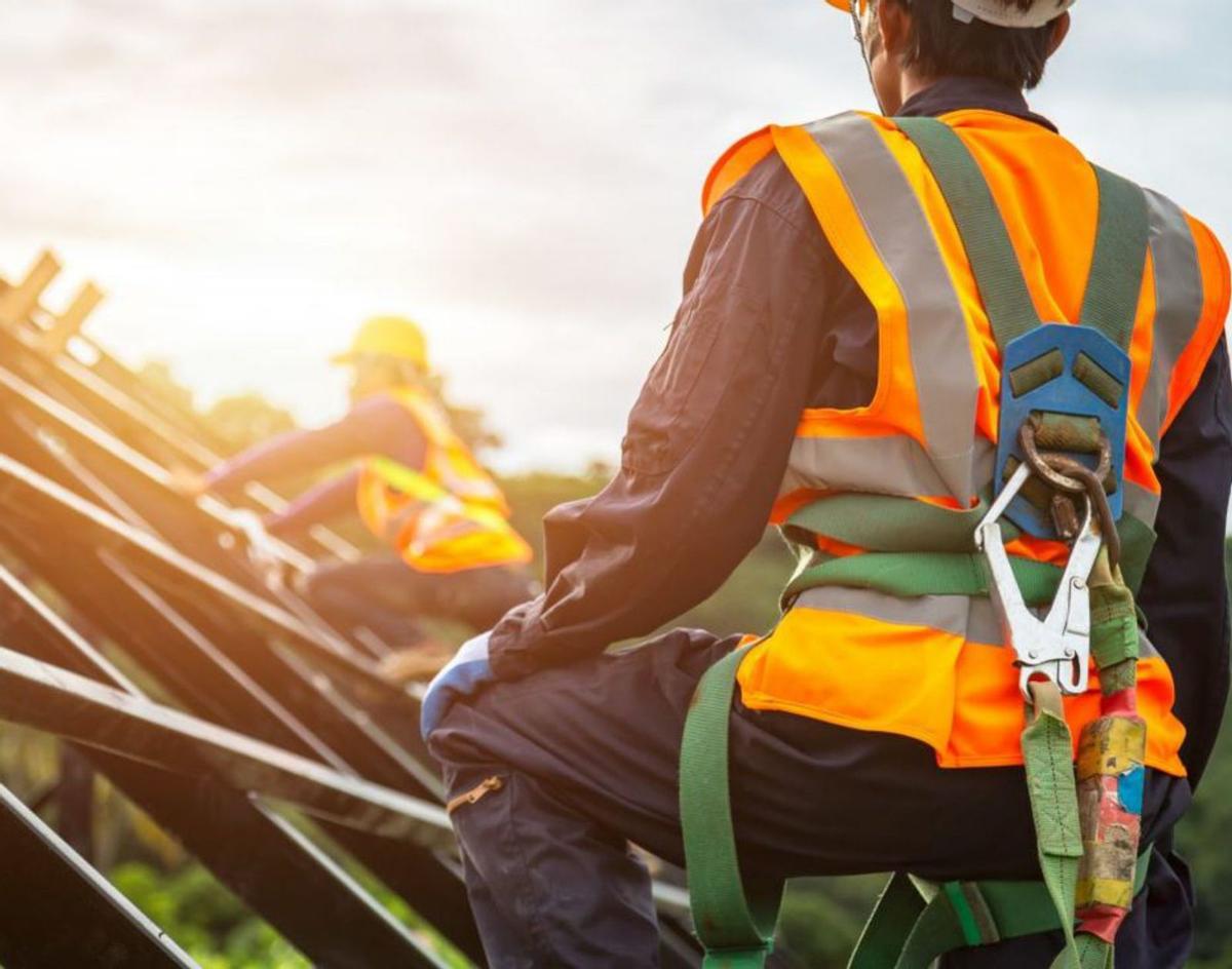Trabajadores con equipos de protección.