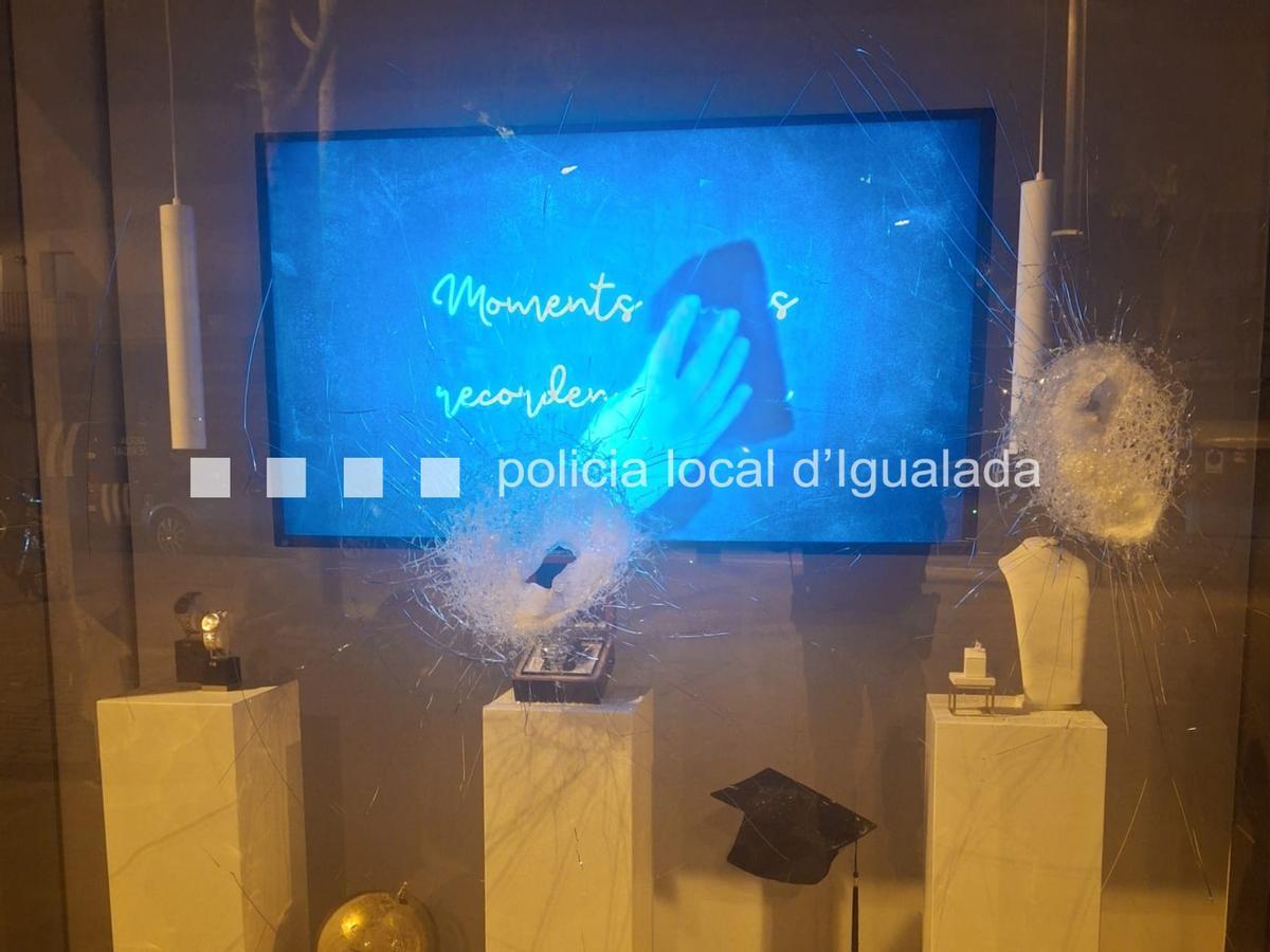 Detall de com ha quedat l'aparador de la joieria