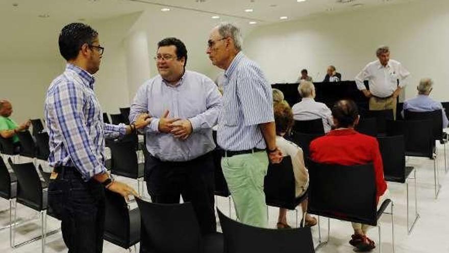 Gerardo Antuña y Luis Pacho charlan con un socio.