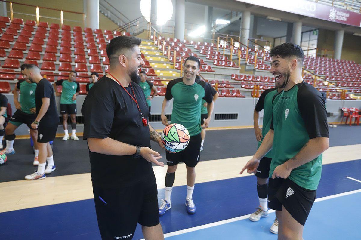 Josan González bromea con Lucas Perin en una sesión en Vista Alegre.