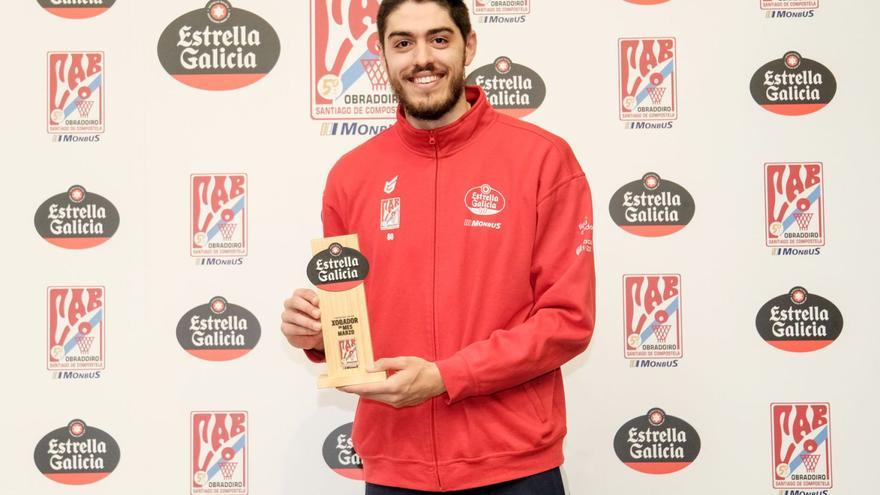 Edgar Vicedo posando junto al trofeo que lo acredita como mejor jugador del mes de marzo entre toda la plantilla del Monbus Obradoiro / Obra