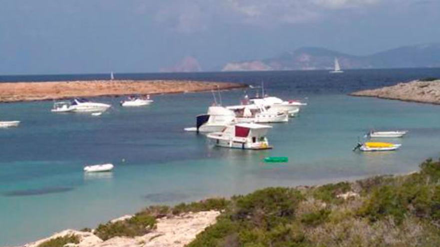 Dos heridos graves al chocar una embarcación contra un islote en Ibiza