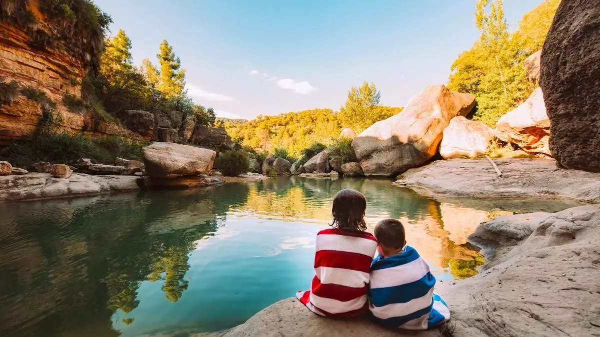 La poza natural de Teruel a la que tienes que ir este verano: entre cascadas, con un bosque encantado y perfecta para ir con niños