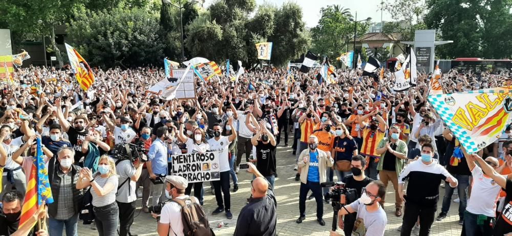 Manifestación de la Afición del Valencia contra Peter Lim