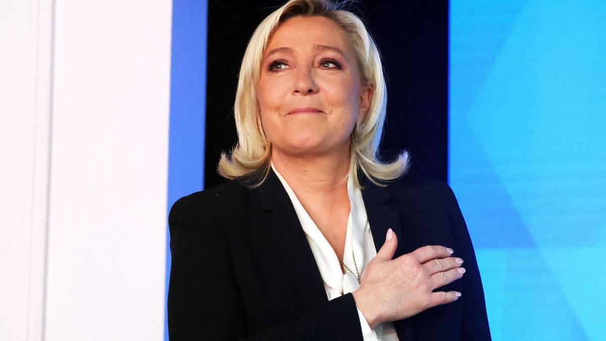 Le Pen, emocionada després de reconèixer la derrota. | REUTERS